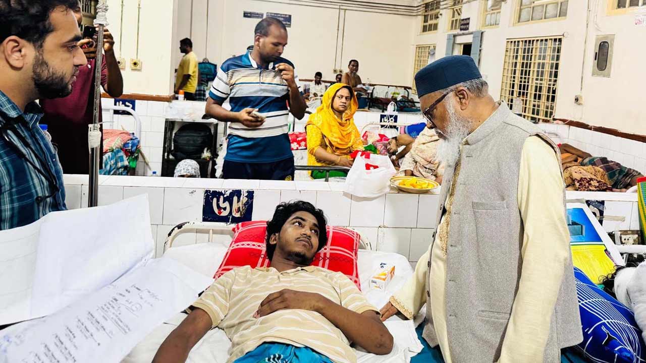 শিক্ষার্থীদের চিকিৎসার খোঁজ নিতে চমেক হাসপাতালে ধর্ম উপদেষ্টা